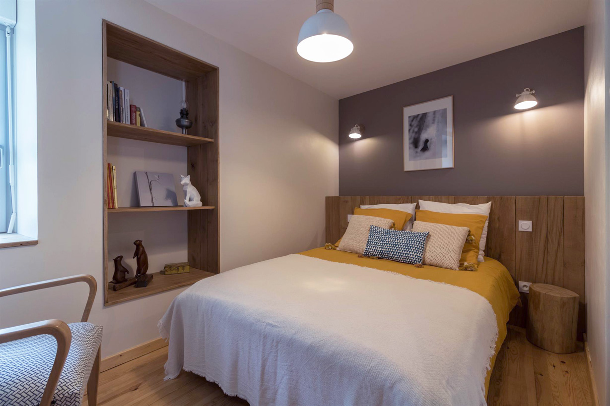 Chambre lit double du gîte Chez Ninon, maison située à St Aventin dans les Pyrénées