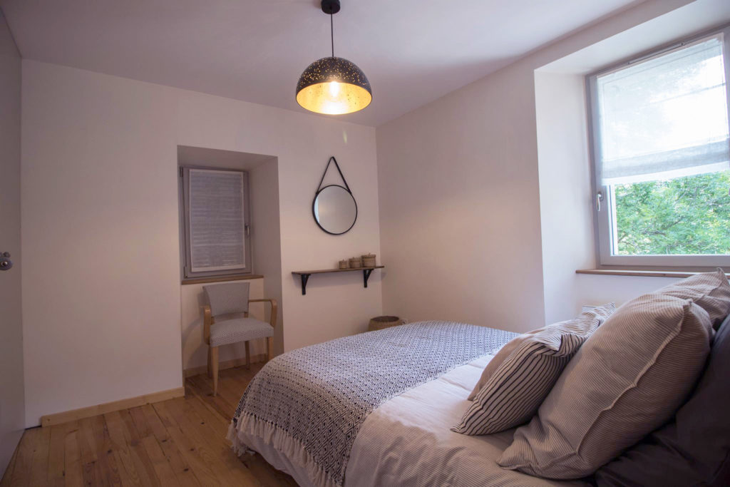 Chambre lit double du gîte Chez Ninon, maison située à St Aventin dans les Pyrénées