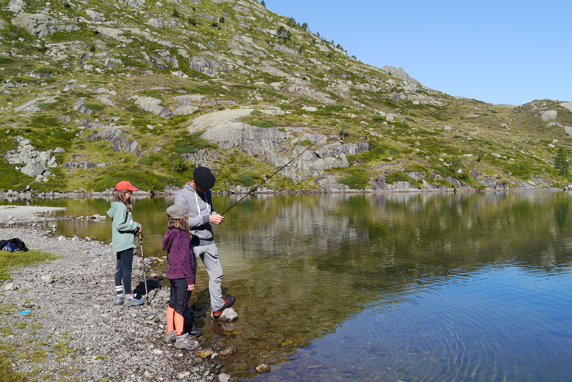 Luchon - Pêche au bord du lac à la montagne